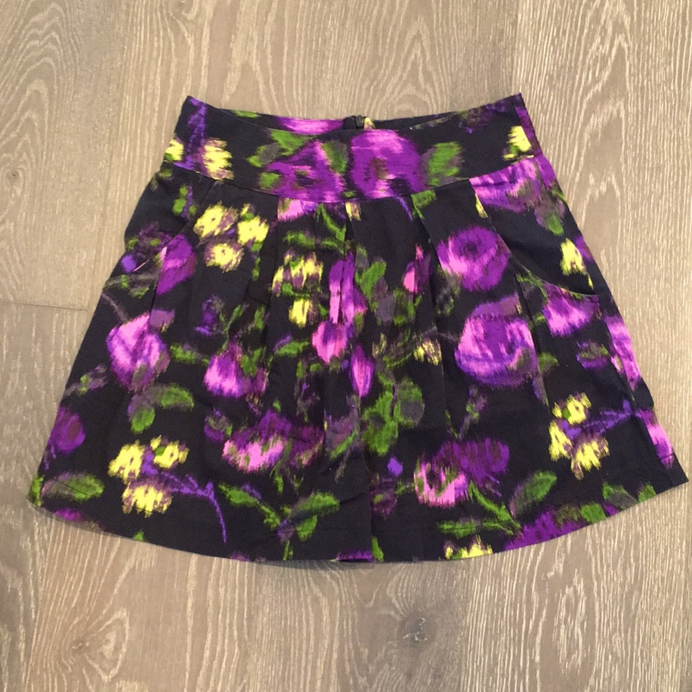 SILENCE + NOISE Flower patterned short skirt with zipper back. Size 0.